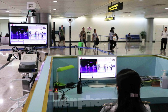 Cận cảnh quy trình kiểm dịch virus corona ở sân bay Tân Sơn Nhất - Ảnh 1.