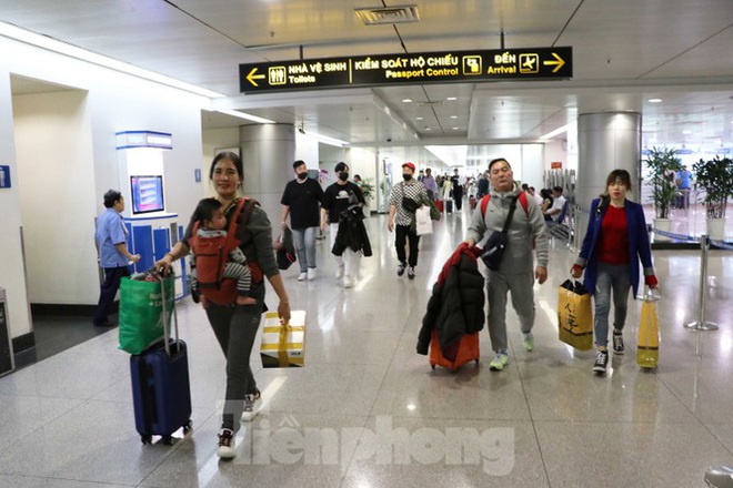 Cận cảnh quy trình kiểm dịch virus corona ở sân bay Tân Sơn Nhất - Ảnh 2.