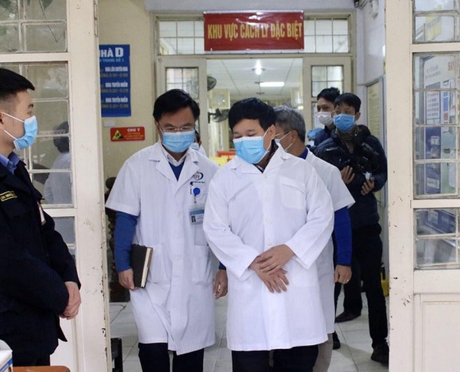 Phó Chủ tịch UBND TP Hà Nội Ngô Văn Quý kiểm tra chống dịch Corona tại bệnh viện Đống Đa - Ảnh 2.