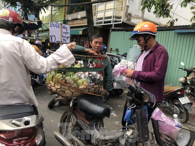 Người dân thờ ơ đeo khẩu trang nơi công cộng - Ảnh 12.