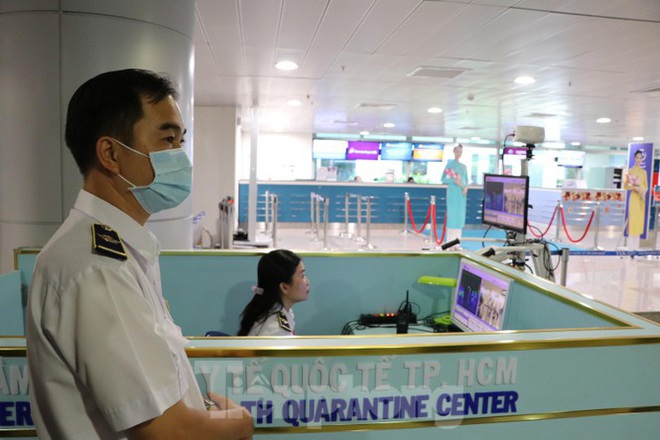 Cận cảnh quy trình kiểm dịch virus corona ở sân bay Tân Sơn Nhất - Ảnh 3.