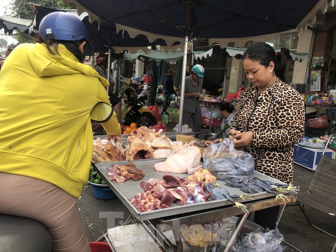 Người dân thờ ơ đeo khẩu trang nơi công cộng - Ảnh 6.