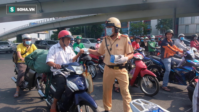 Người dân Sài Gòn bất ngờ khi CSGT dừng xe phát khẩu trang chống dịch Corona - Ảnh 12.