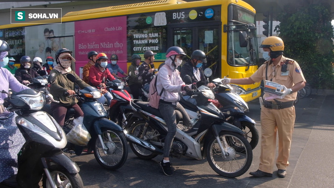 Người dân Sài Gòn bất ngờ khi CSGT dừng xe phát khẩu trang chống dịch Corona - Ảnh 7.