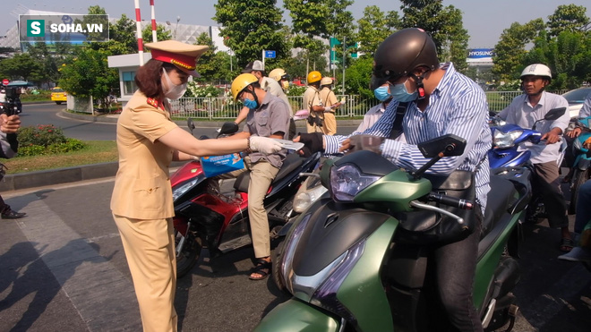 Người dân Sài Gòn bất ngờ khi CSGT dừng xe phát khẩu trang chống dịch Corona - Ảnh 5.