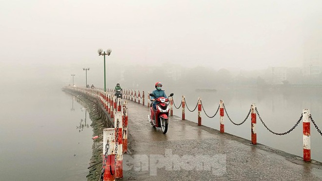 Sương mù dày đặc bao trùm Thủ đô Hà Nội - Ảnh 1.