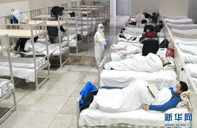 Bệnh viện cabin vuông 1.600 giường đầu tiên ở Vũ Hán đi vào hoạt động, bệnh nhân bình thản đọc sách - Ảnh 5.