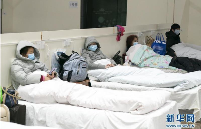 Bệnh viện cabin vuông 1.600 giường đầu tiên ở Vũ Hán đi vào hoạt động, bệnh nhân bình thản đọc sách - Ảnh 7.