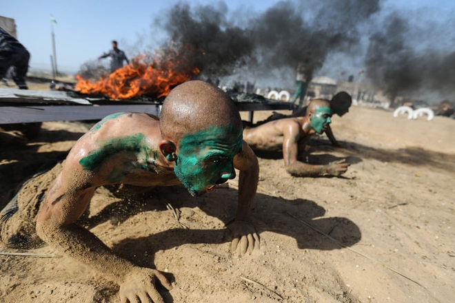 24h qua ảnh: Học viên cảnh sát Palestine khổ luyện dưới giàn lửa - Ảnh 2.