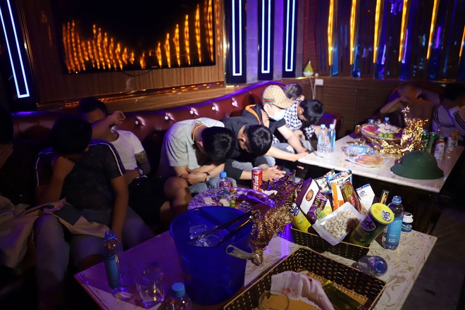 Phát hiện 25 thanh niên nam, nữ tổ chức sử dụng ma túy trong quán karaoke - Ảnh 1.