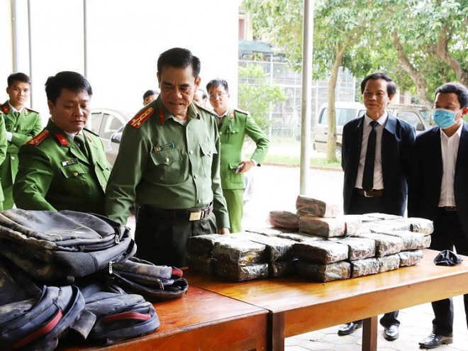 Quá trình vây bắt chiếc xe 7 chỗ chở 45kg ma túy đá đi trên đường làng Hà Tĩnh - Ảnh 12.