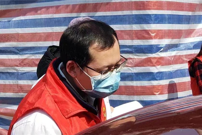 Bác sĩ Trung Quốc chống nạng ra tiền tuyến chống ‘giặc’ Corona - Ảnh 2.