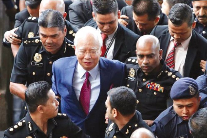 Cựu phu nhân Thủ tướng Malaysia hầu tòa vì thao túng chính phủ - Ảnh 4.