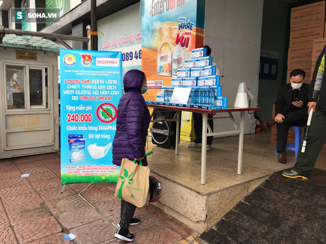 Người dân bỏ làm, đội mưa lạnh đứng đợi nhận khẩu trang miễn phí tại chợ thuốc lớn nhất Hà Nội - Ảnh 10.