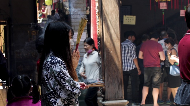 Khách đi chùa ngày Rằm tháng Giêng ở TP Hồ Chí Minh được khuyến cáo đeo khẩu trang, xịt khuẩn - Ảnh 6.