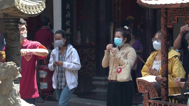 Khách đi chùa ngày Rằm tháng Giêng ở TP Hồ Chí Minh được khuyến cáo đeo khẩu trang, xịt khuẩn - Ảnh 8.