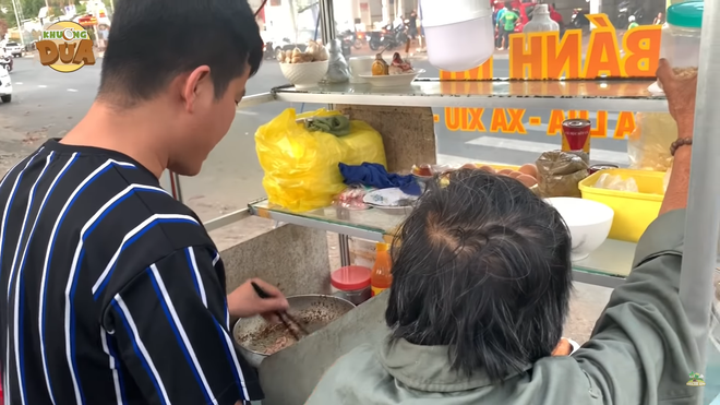 Khương Dừa mua 2 hộp bún, đi xe ôm với giá siêu đắt không tưởng  - Ảnh 1.