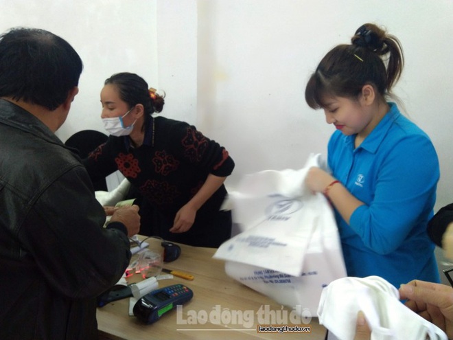 Dân Hà Nội đổ xô đi mua khẩu trang vải kháng khuẩn Dệt kim Đông Xuân - Ảnh 3.