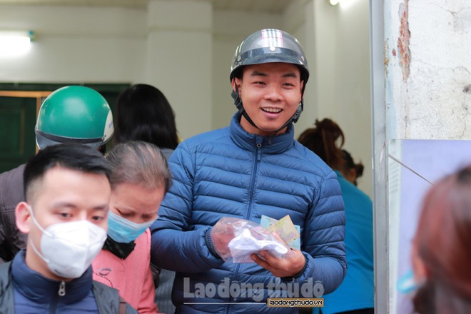 Dân Hà Nội đổ xô đi mua khẩu trang vải kháng khuẩn Dệt kim Đông Xuân - Ảnh 5.