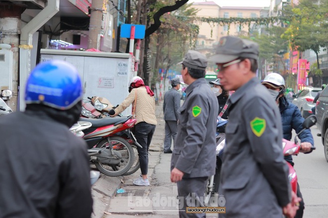 Dân Hà Nội đổ xô đi mua khẩu trang vải kháng khuẩn Dệt kim Đông Xuân - Ảnh 8.