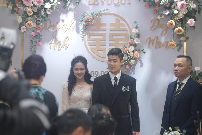 TRỰC TIẾP đám cưới hoành tráng của Duy Mạnh - Quỳnh Anh: Quỳnh Anh lên xe về nhà chồng - Ảnh 1.