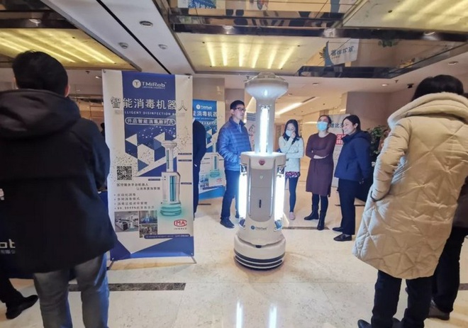 Các bệnh viện tại Trung Quốc huy động thêm “y tá robot” phân phát thuốc chống dịch corona - Ảnh 1.