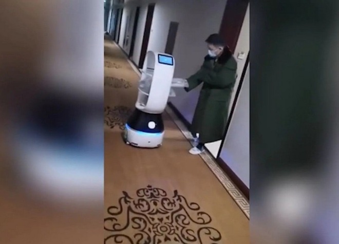 Các bệnh viện tại Trung Quốc huy động thêm “y tá robot” phân phát thuốc chống dịch corona - Ảnh 2.