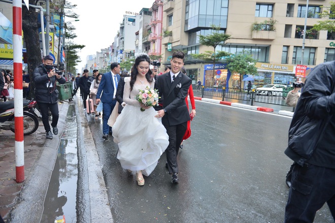 TRỰC TIẾP đám cưới hoành tráng của Duy Mạnh - Quỳnh Anh: Quỳnh Anh lên xe về nhà chồng - Ảnh 3.