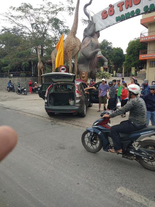 Clip: 2 thanh niên đâm ô tô quay đầu, tình trạng người bắn vào trong xe khiến tất cả hoảng sợ  - Ảnh 3.