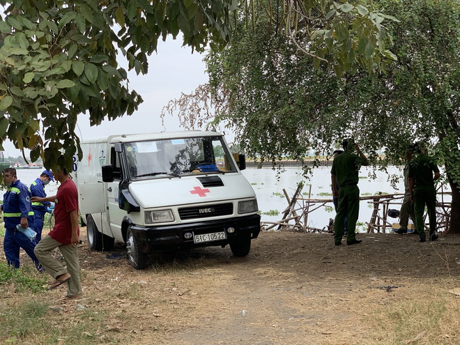 Phát hiện thi thể người đàn ông nổi trên sông Sài Gòn, trên người có nhiều hình xăm - Ảnh 2.