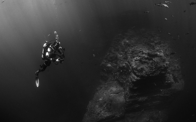 Lặn xuống nơi sâu nhất đại dương, các nhà khoa học phát hiện "điều đáng sợ"