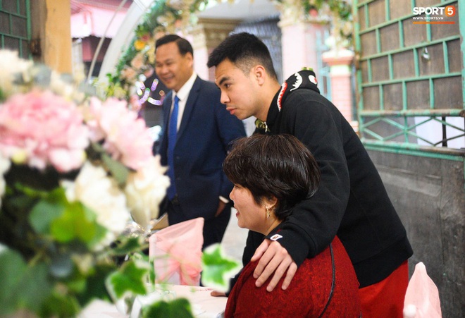TRỰC TIẾP đám cưới hoành tráng của Duy Mạnh - Quỳnh Anh: Chú rể chuẩn bị tới đón dâu - Ảnh 1.