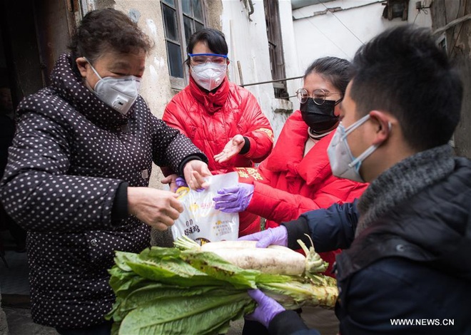 Dùng trạng thái thời chiến: Siết chặt giám sát chưa từng thấy, TQ quyết không để lọt virus corona - Ảnh 12.