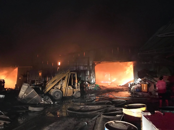 Công ty sản xuất mùn cưa rộng 5.000m2 bốc cháy dữ dội lúc nửa đêm - Ảnh 3.
