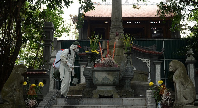 [Ảnh] Hà Nội phun thuốc tiêu trùng, khử độc phòng Covid-19 ở hàng loạt khu di tích đông người qua lại - Ảnh 10.