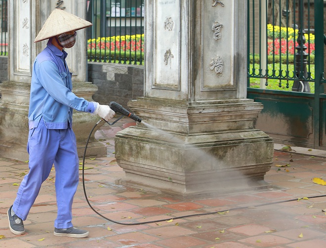 [Ảnh] Hà Nội phun thuốc tiêu trùng, khử độc phòng Covid-19 ở hàng loạt khu di tích đông người qua lại - Ảnh 12.