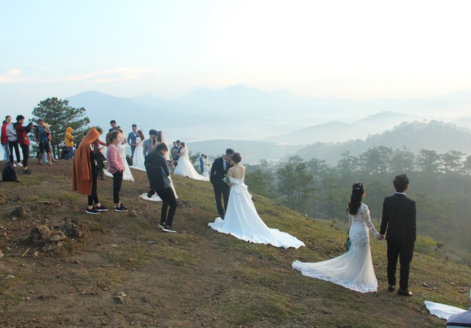 Choáng ngợp với ngọn đồi hot nhất tại Đà Lạt hiện tại bởi hàng chục cặp cô dâu, chú rể kéo đến chen nhau từng mét vuông đất chỉ để chụp ảnh - Ảnh 5.