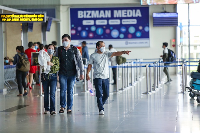 Sân bay Tân Sơn Nhất vắng tanh sau nhiều ca nhiễm Covid-19 mới được công bố - Ảnh 13.