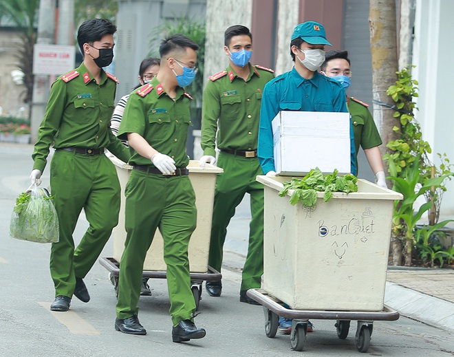 Công an, bảo vệ tổ dân phố đẩy xe phát thực phẩm miễn phí cho người dân Trúc Bạch đang bị cách ly - Ảnh 1.