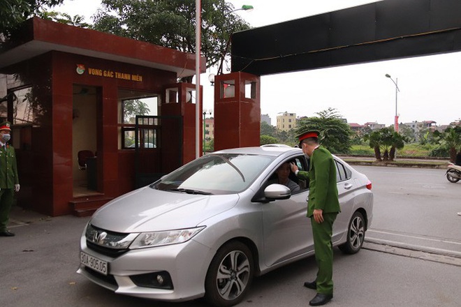 Công an Long Biên kiểm tra thân nhiệt, phát khẩu trang miễn phí cho cán bộ, người dân đến làm việc - Ảnh 3.