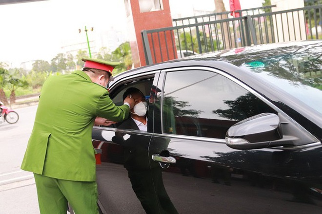 Công an Long Biên kiểm tra thân nhiệt, phát khẩu trang miễn phí cho cán bộ, người dân đến làm việc - Ảnh 4.