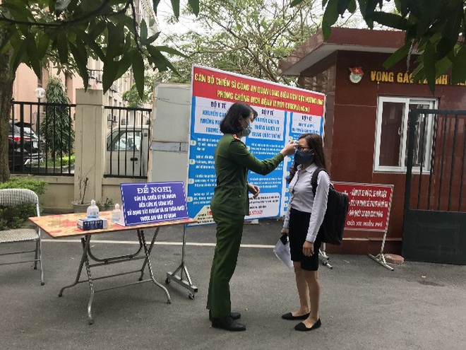 Công an Long Biên kiểm tra thân nhiệt, phát khẩu trang miễn phí cho cán bộ, người dân đến làm việc - Ảnh 7.