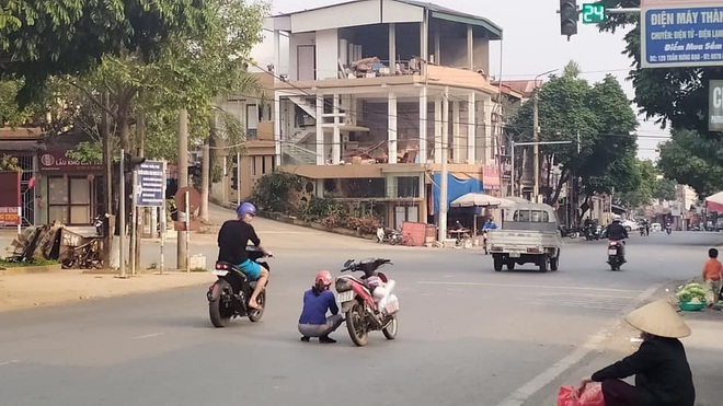 Người phụ nữ dừng xe máy ngồi giữa đường, hành động sau đó của chị khiến ai cũng kinh ngạc  - Ảnh 3.