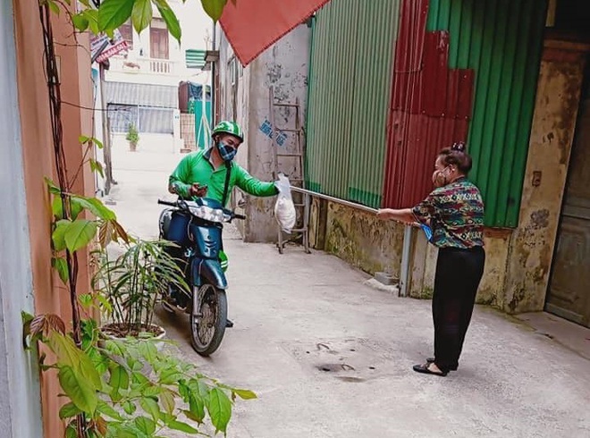 Phòng tránh virus, người phụ nữ chuyển đồ bằng cách lạ khiến shipper cười nghiêng ngả, dân mạng tranh cãi - Ảnh 2.