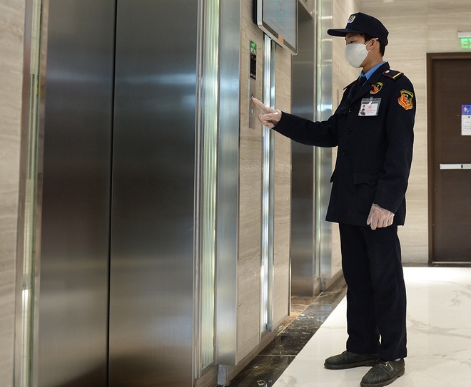 Sáng kiến dùng tăm nhấn nút thang máy phòng chống dịch Covid-19 trong chung cư ở Hà Nội - Ảnh 10.