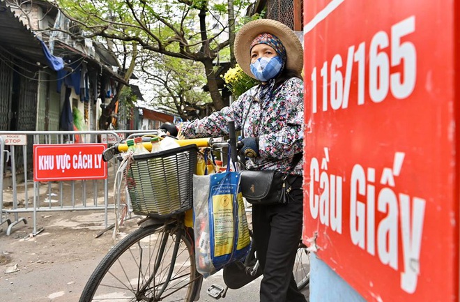 Hình ảnh dựng rào chắn, cách ly đường phố ở Cầu Giấy, khu vực bệnh nhân thứ 39 nhiễm Covid-19 sinh sống - Ảnh 10.