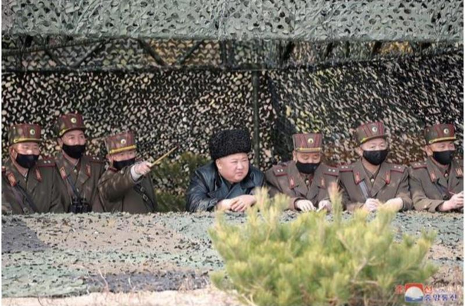 Toàn bộ phụ tá mang khẩu trang xem tập trận, ông Kim Jong-un thì không - Ảnh 3.