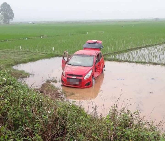 Đâm ô tô con bay xuống ruộng, xe bán tải nát đầu - ảnh hiện trường đang được chia sẻ nhiều trên MXH - Ảnh 2.