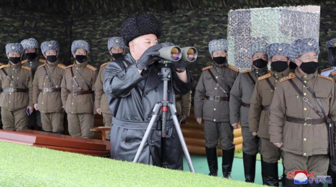 Toàn bộ phụ tá mang khẩu trang xem tập trận, ông Kim Jong-un thì không - Ảnh 5.