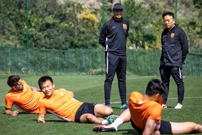 Đội bóng Trung Quốc đen đủi, tránh tâm dịch Vũ Hán lại mắc kẹt ở Tây Ban Nha - Ảnh 1.